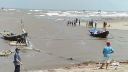 Nam Định: 18 em học sinh lớp 7 rủ nhau ra tắm biển, 3 em bị sóng cuốn mất tích