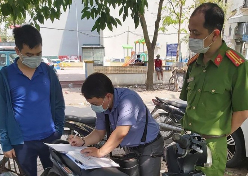 Công an quận Đống Đa phối hợp với các đơn vị xử phạt không đeo khẩu trang nơi công cộng