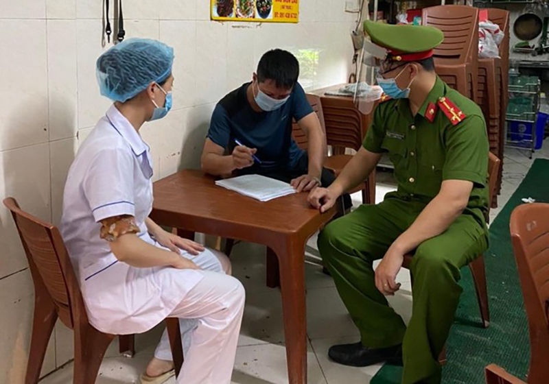 Các tổ công tác của quận Thanh Xuân vận động chủ cơ sở kinh doanh ký cam kết đóng cửa hàng, thực hiện thông điệp 5K