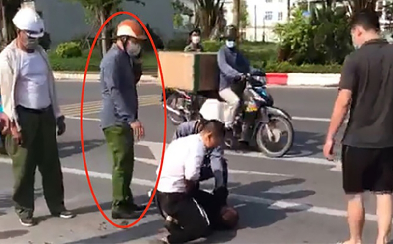 Sự việc xảy ra có khá đông người chứng kiến nhưng chỉ có một người vào hỗ trợ giúp tài xế taxi