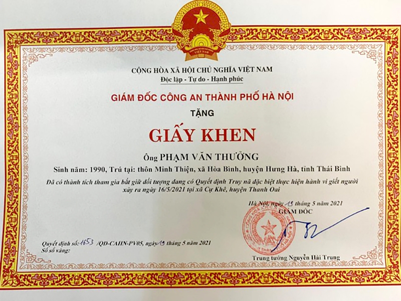 Giám đốc Công an TP Hà Nội khen thưởng công dân dũng cảm phối hợp bắt giữ đối tượng truy nã đâm tài xế taxi trọng thương