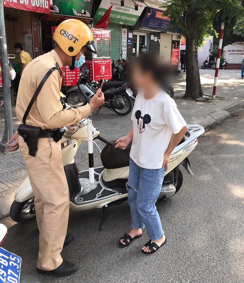Thêm nhiều trường hợp không đeo khẩu trang bị Cảnh sát giao thông Hà Nội xử phạt