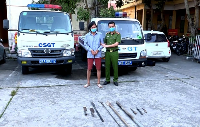 Cảnh sát khống chế Phạm Văn Việt, thu giữ nhiều hung khí nguy hiểm đối tượng sử dụng chống lại lực lượng chức năng