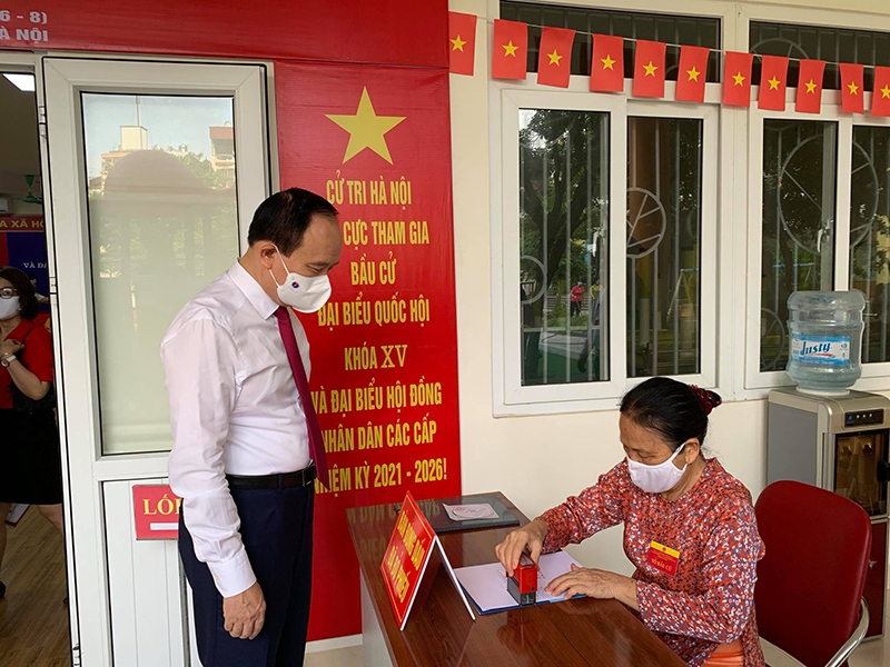 Phó Bí thư Thành ủy, Chủ tịch HÐND thành phố, Chủ tịch Ủy ban Bầu cử TP Hà Nội Nguyễn Ngọc Tuấn thực hiện quyền công dân