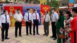 Chủ tịch HĐND TP Hà Nội cùng cử tri đi bầu cử, thực hiện quyền công dân tại phường Trung Tự