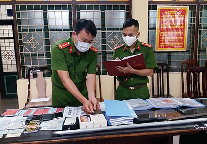 Cơ quan công an thu giữ nhiều tài liệu liên quan nhóm đối tượng cho vay nặng lãi