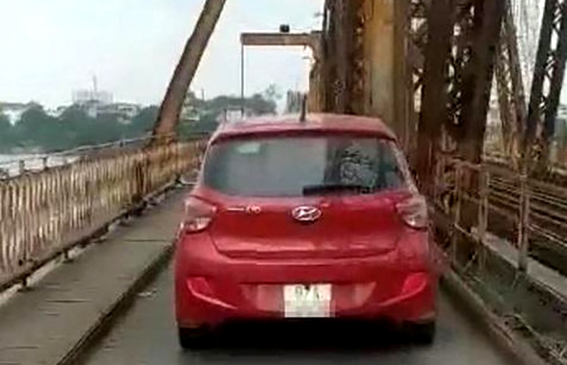 Tài xế điều khiển ô tô đi trên cầu Long Biên bị xử phạt 1,5 triệu đồng, tước giấy phép lái xe 2 tháng