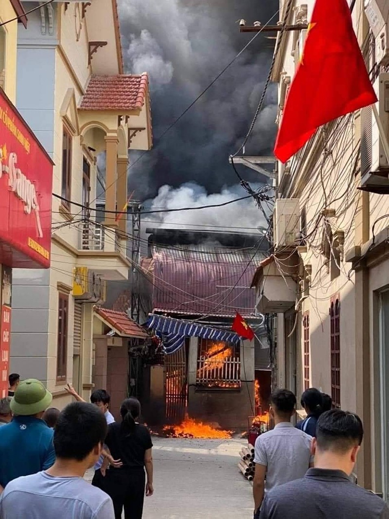 Người dân bất lực đứng nhìn ngọn lửa bốc cao Người dân bất lực đứng nhìn ngọn lửa bốc cao