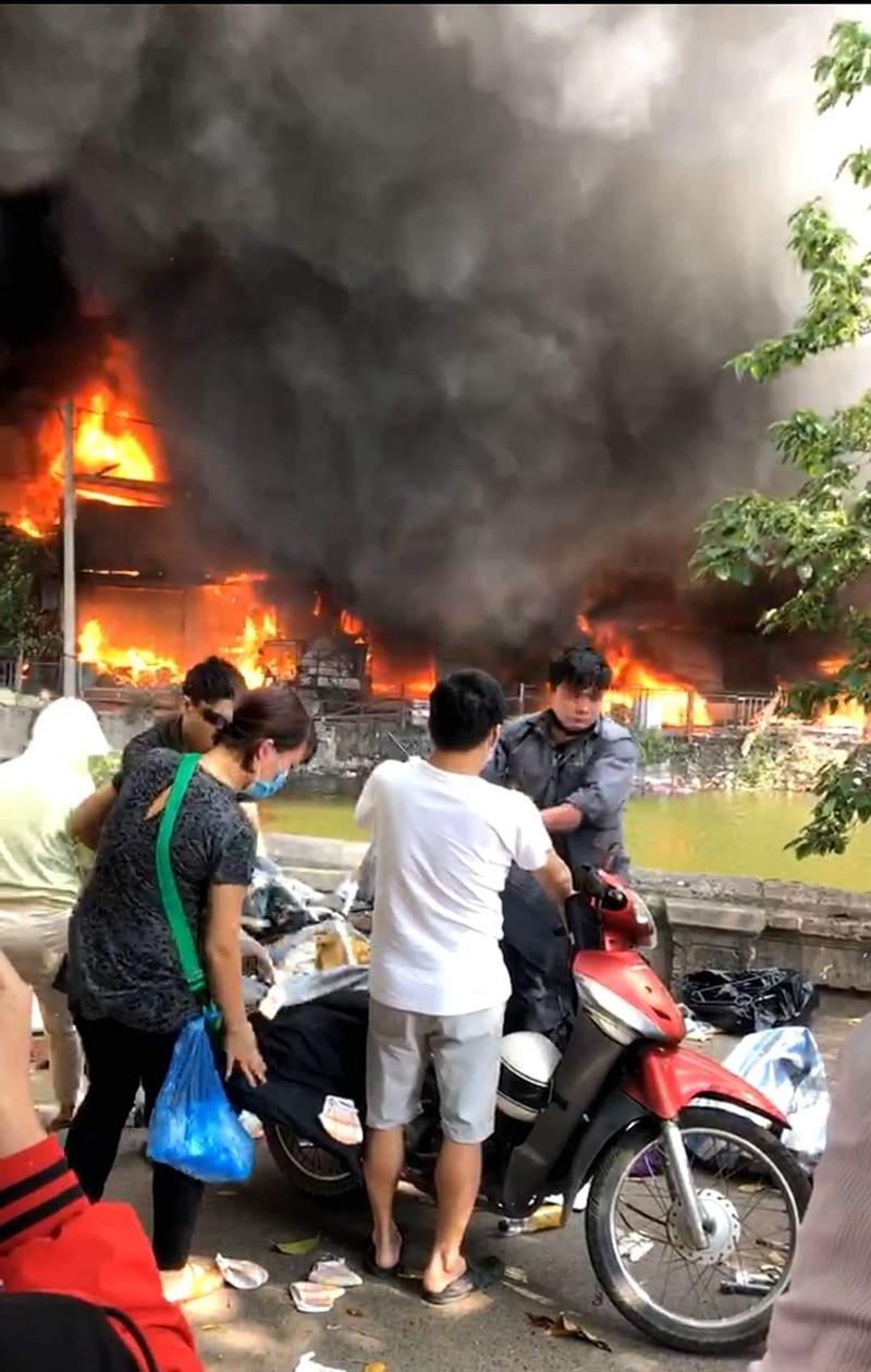 Một số người tranh thủ sơ tán tài sản ra khỏi đám cháy Một số người tranh thủ sơ tán tài sản ra khỏi đám cháy