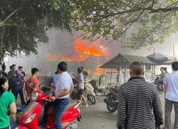 Hà Nội: Xảy ra cháy lớn tại 4 hộ sản xuất, kinh doanh chăn ga ở Thường Tín