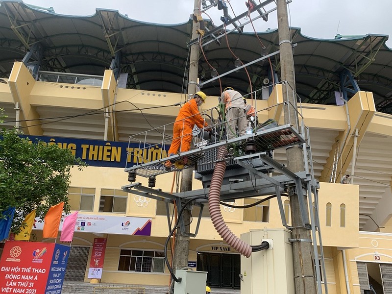 Cán bộ, nhân viên kỹ thuật kiểm tra trạm cấp điện cho sân vận động Thiên Trường, Nam Định