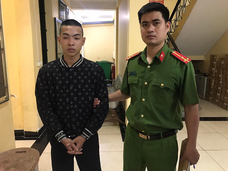 Cán bộ điều tra đưa đối tượng Nguyễn Hữu Hưng - kẻ cầm đầu băng cướp nhí đi lấy lời khai