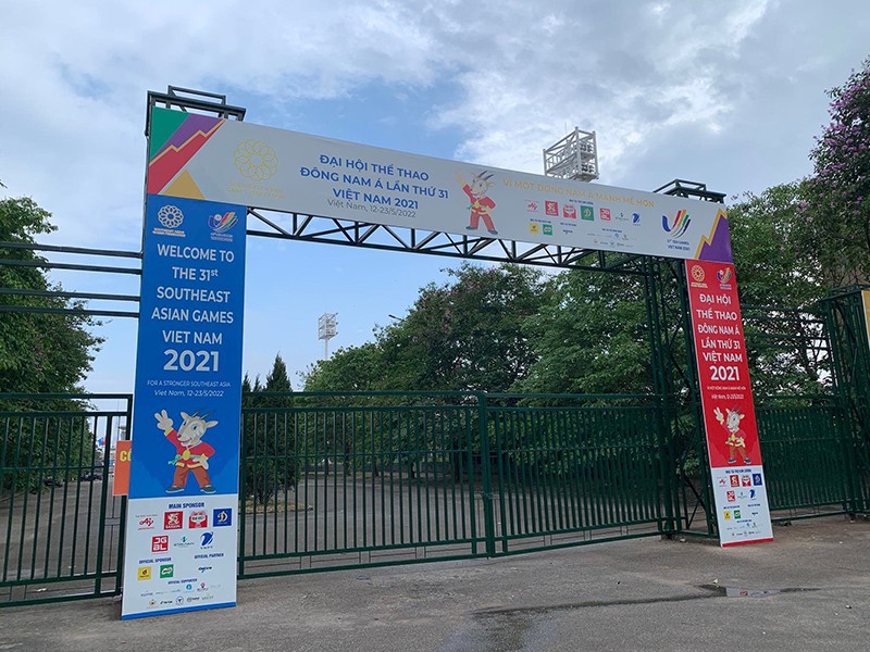 Quanh khu liên hợp thể thao Mỹ Đình, băng rôn, khẩu hiệu đã được trang hoàng lộng lẫy, sẵn sàng cho ngày khai mạc Đại hội thể thao Đông Nam Á (SEA Games 31)