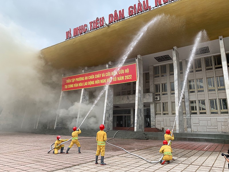 Lực lượng chữa cháy của Cung Văn hoá Lao động hữu nghị Việt - Xô nhanh chóng triển khai động hình dập lửa