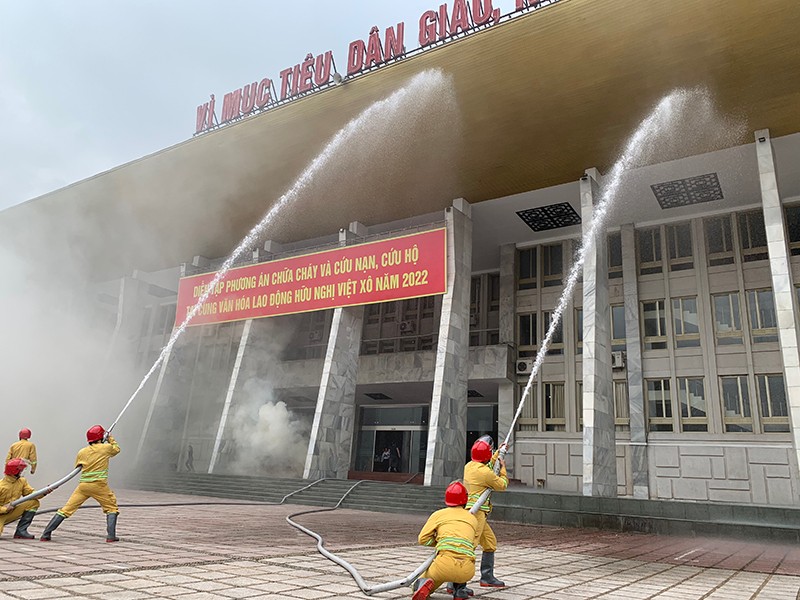 lượng chữa cháy tại chỗ đã phối hợp với lực lượng chữa cháy phường Trần Hưng Đạo, các nhân viên y tế nhanh chóng sơ tán người và tài sản bên trong hiện trường vụ cháy ra ngoài. Đồng thời triển khai đội hình 