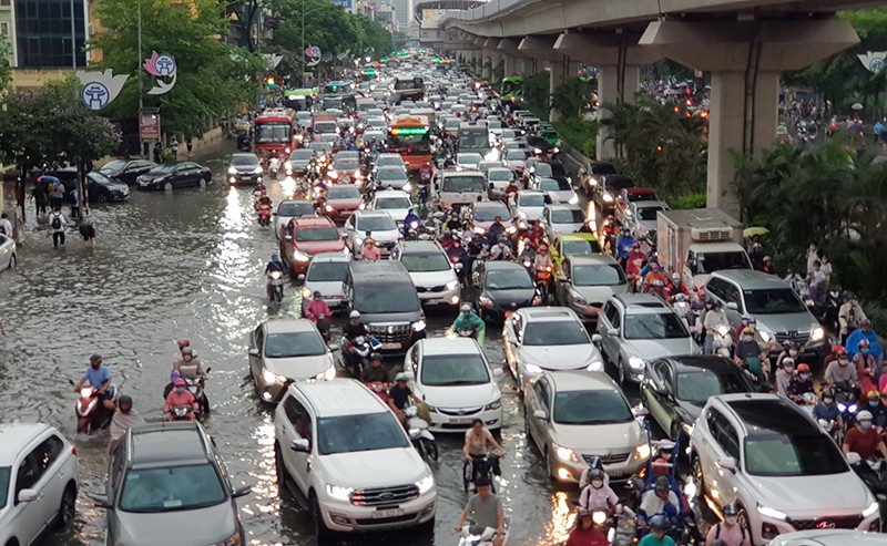 Mưa lớn kéo dài khiến nhiều khuyến phố của Hà Nội bị ngập lụt, giao thông ùn tắc