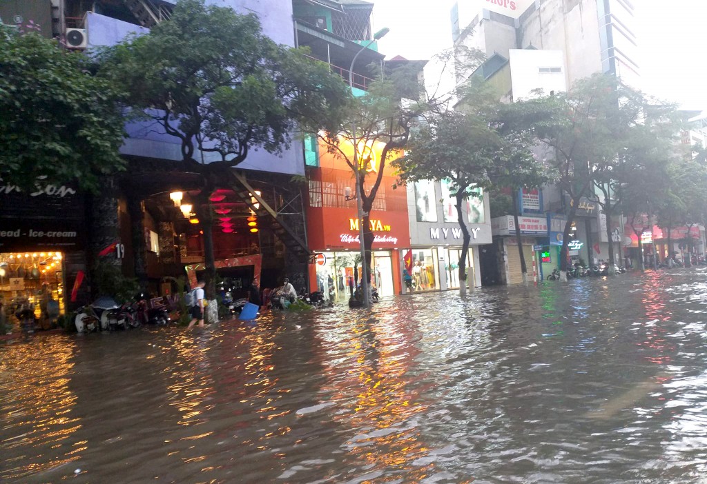 Tuyến đường Trần Duy Hưng bị ngập nặng, nước mấp mé tràn vào nhà dân