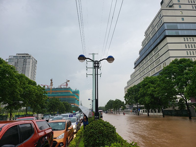 Nhiều tuyến phố bị ngập nặng sau trện mưa lớn kéo dài, các phương tiện di chuyển khó khăn