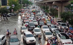 Nhiều tuyến phố Hà Nội bị ngập lụt, ùn tắc sau trận mưa lớn kéo dài