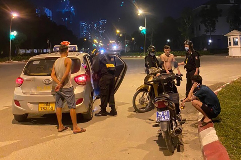 Cảnh sát cơ động kiểm tra chiếc xe taxi chở nam thanh niên đi mua ma tuý trong đêm