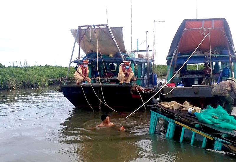 Cảnh sát giao thông đường thủy kịp thời cứu sống thuyền viên rơi xuống biển