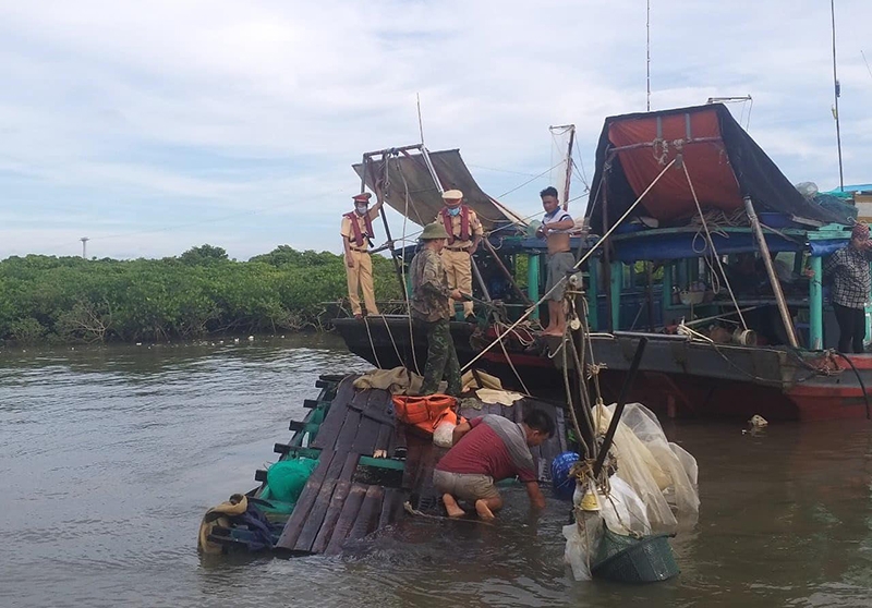 Tổ công tác phối hợp với ngư dân trục vớt thuyền của ngư dân gặp nạn