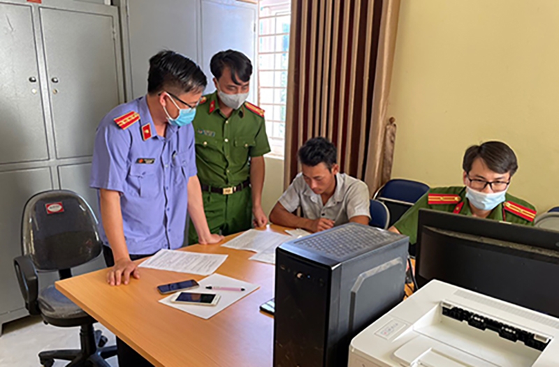 Công an huyện Văn Bàn phối hợp với đại diện VKS lấy lời khai đối tượng Dềnh