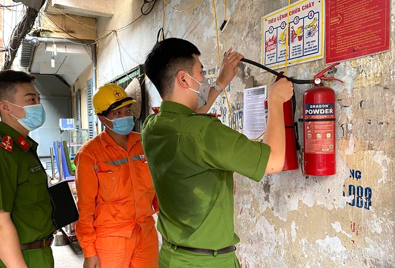 Đội Cảnh sát PCCC – Công an quận Hoàn Kiếm phối hợp với UBND, Công an phường Chương Dương, Công ty điện lực Hoàn Kiếm tổ chức kiểm tra công tác phòng cháy tại khu nhà gỗ.