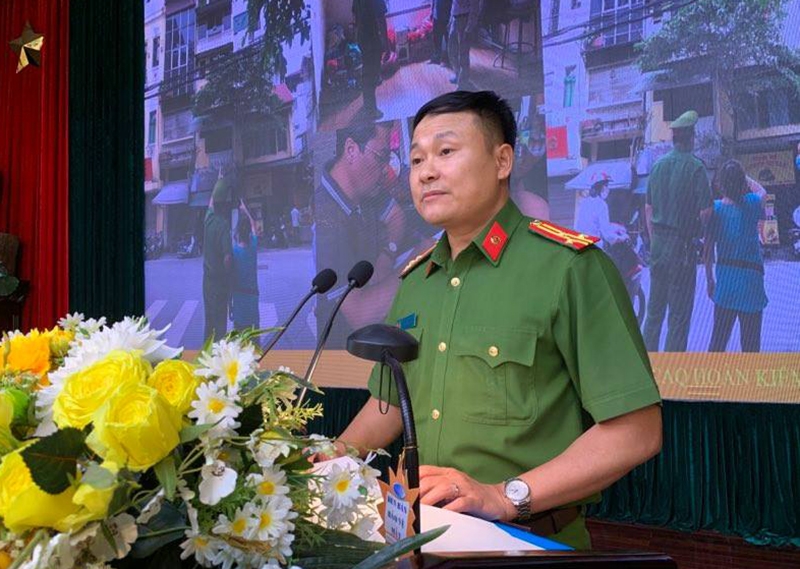 Thượng tá Hoàng Trung Kiên, Phó Trưởng Công an quận báo cáo sơ kết 6 tháng đầu năm 2021 về công tác PCCC&CNCH trên địa bàn quận Hoàn Kiếm