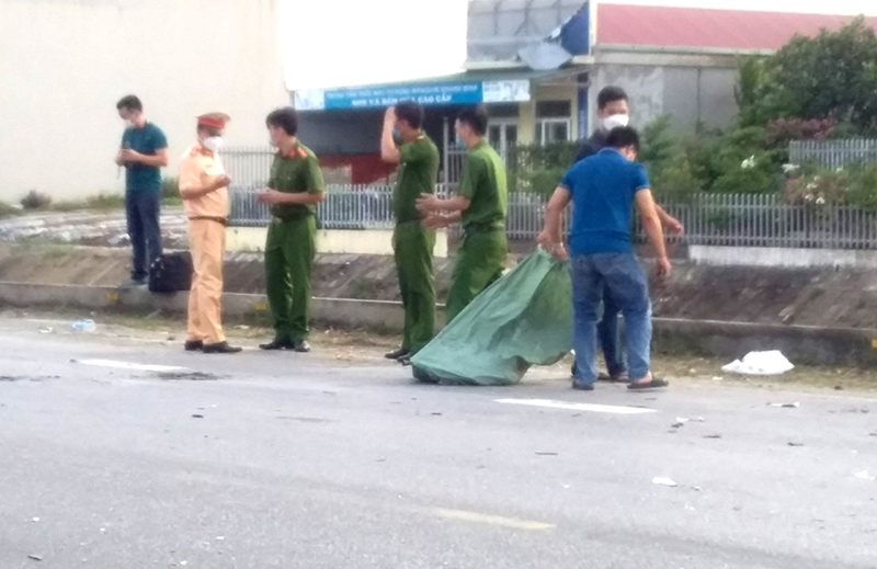 Lực lượng chức năng khám nghiệm hiện trường, điều tra, làm rõ nguyên nhân vụ tai nạn