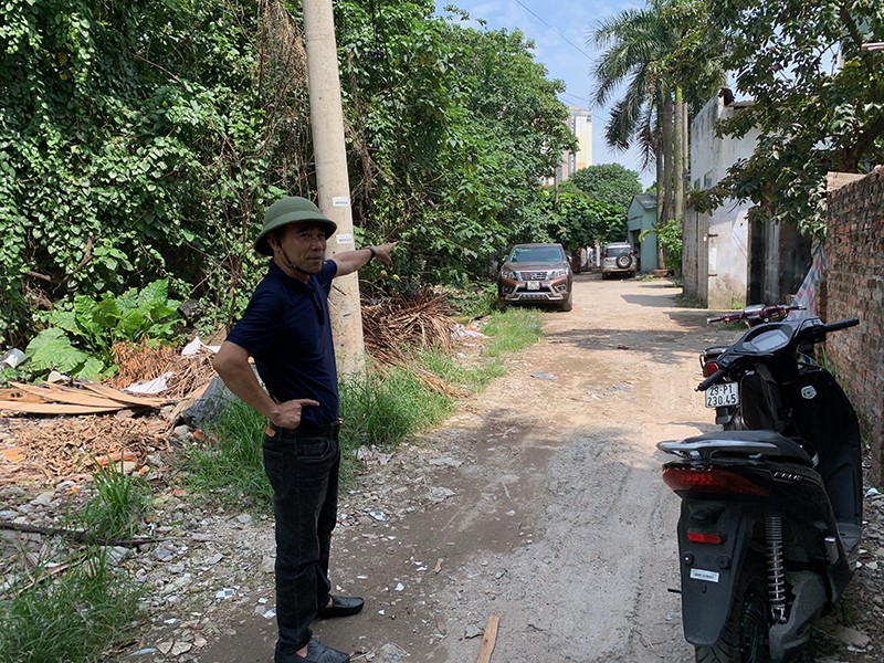 Anh Lê Thuần chỉ cho PV khu dân cư thường xuyên bị nước ngập, rác thải bủa vây