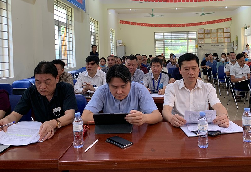 Đại diện lãnh đạo quận Nam Từ Liêm, lãnh đạo các phòng ban chức năng và lãnh đạo UBND phường Mễ Trì tham dự hội nghị đối thoại với người dân sáng 9/6