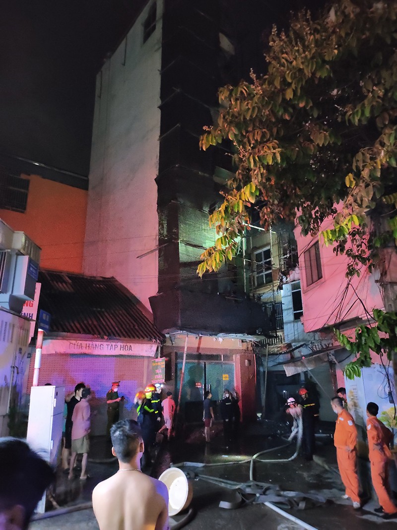 Lực lượng Cảnh sát PCCC&CNCH Công an quận Hoàng Mai nhanh chóng tới hiện trường dập tắt đám cháy