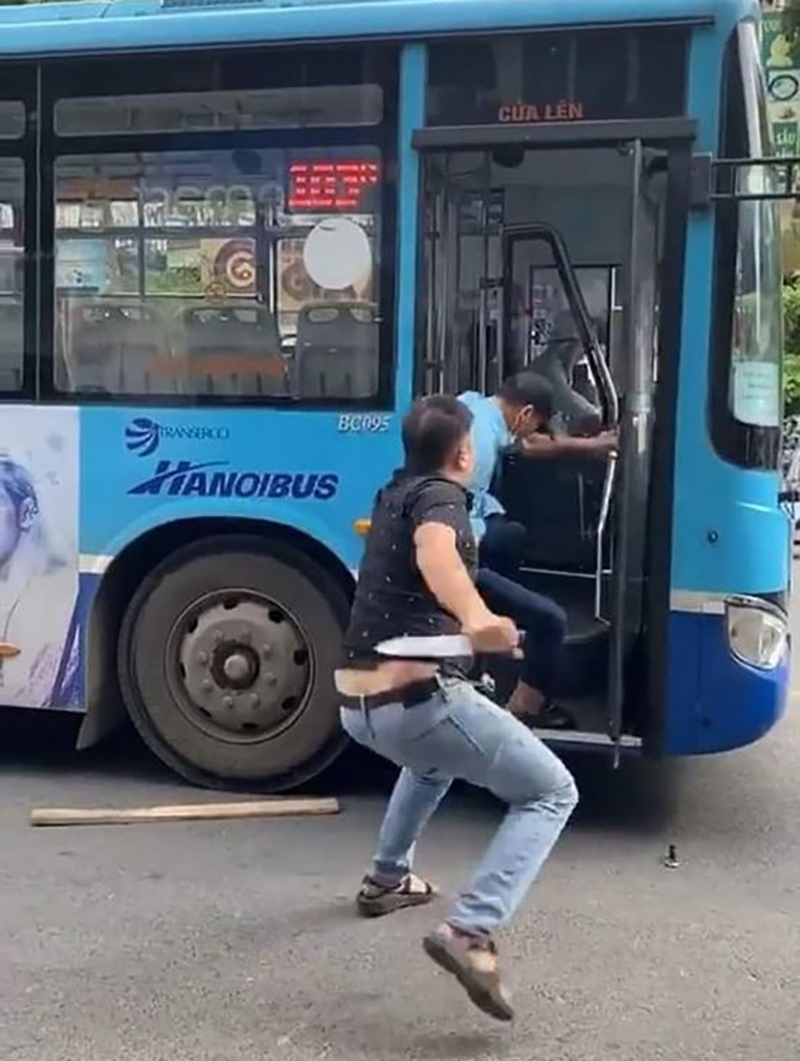 Hình ảnh người đàn ông kéo phụ xe buýt xuống để đe doạ hành hung (ảnh cắt từ clip)