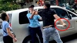 Nam thanh niên cầm dao, bóp cổ dọa đâm phụ xe buýt giữa đường phố Hà Nội