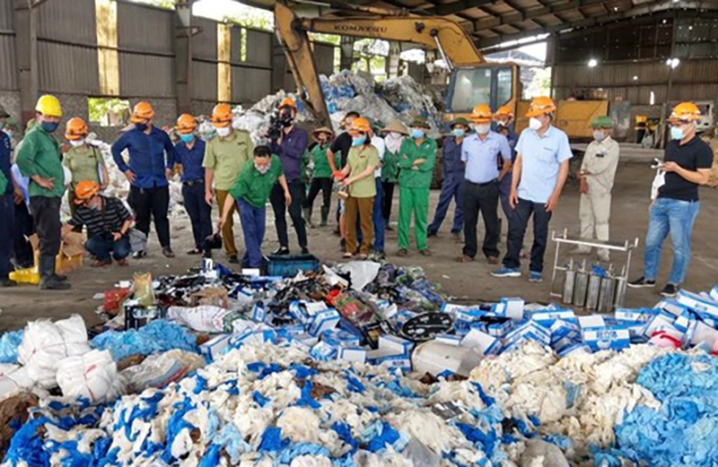 Hà Nội tiêu hủy 18 tấn hàng hóa kém chất lượng, gây hại cho con người, là những tang vật vi phạm hành chính