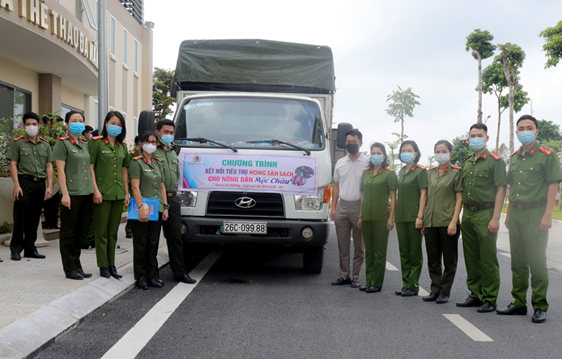 Cán bộ Đoàn Thanh niên và Hội Phụ nữ Công an quận Bắc Từ Liêm lên Sơn La giúp bà con tiêu thụ nông sản