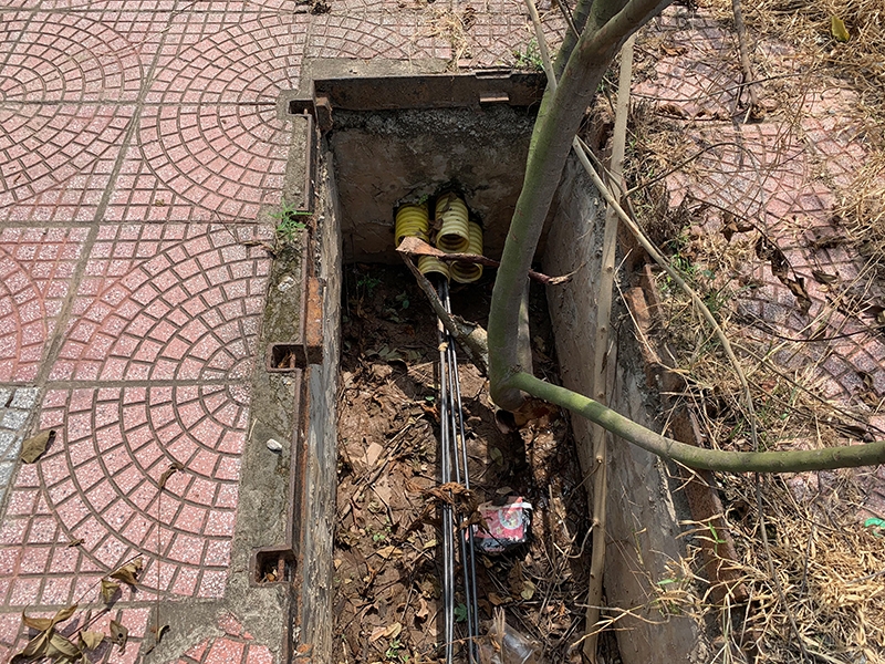 Khu vực phát hiện thi thể người đàn ông dưới “hố tử thần” có hàng chục hố ga mất nắp