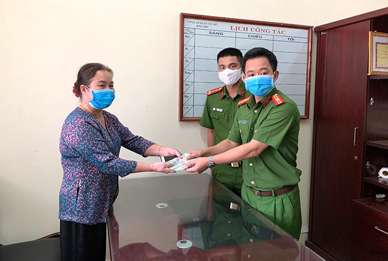 Nhận lại số tài sản bị cướp, bà Nguyễn H.N rất xúc động cảm ơn các cán bộ, chiến sỹ Công an quận Tây Hồ đã nhanh chóng truy bắt, thu hồi tài sản cho bà