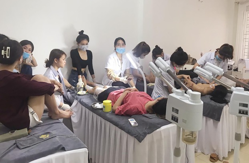 Kiểm tra cơ sở kinh doanh làm đẹp spa Manaco, phát hiện nhiều người tập trung, vi phạm quy định phòng, chóng dịch bệnh Covid-19
