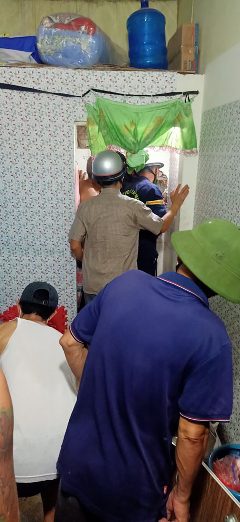 Hình ảnh, clip cảnh sát khoan tường, giải cứu thành công cháu bé bị mắc kẹt