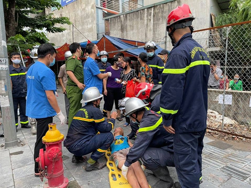 Hình ảnh, clip cảnh sát khoan tường, giải cứu thành công cháu bé bị mắc kẹt