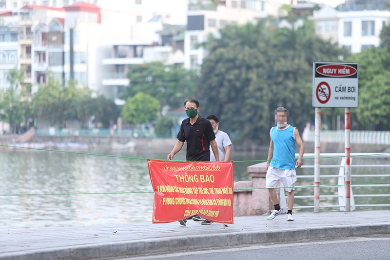 Một số người dân vẫn vô tư đi tập thể dục, phớt lờ những quy định phòng chống dịch bệnh Covid-19