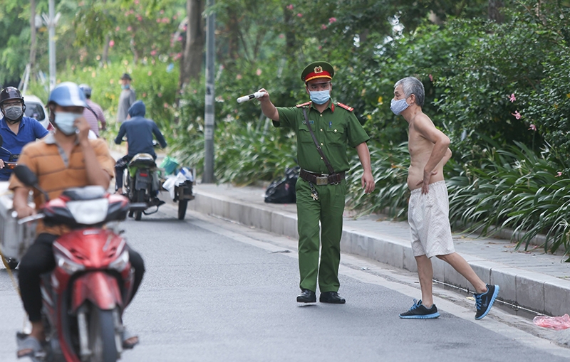 Phớt lờ lệnh cấm, nhiều người vẫn ngang nhiên vi phạm quy định phòng, chống dịch