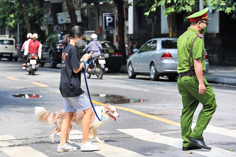 Công an phường Hàng Trống yêu cầu cô gái vi phạm quy định giãn cách về trụ sở làm việc