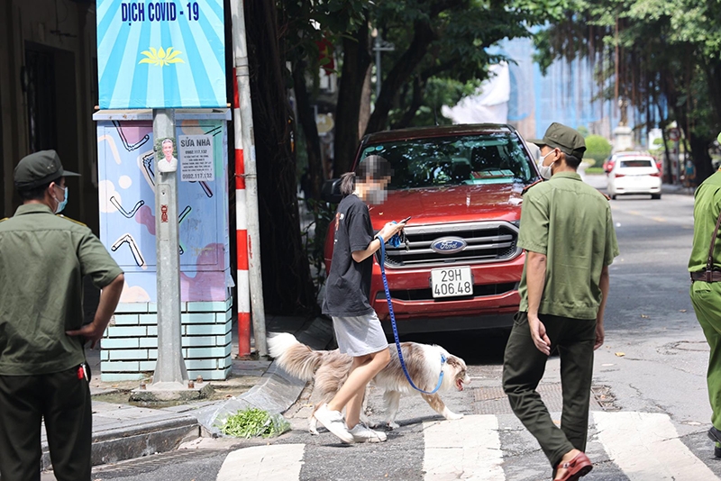 Lực lượng chức năng quận Hoàn Kiếm tăng cường tuần tra, kiểm soát thực hiện giãn cách xã hội theo Chỉ thị 17 của Chủ tịch Thành phố