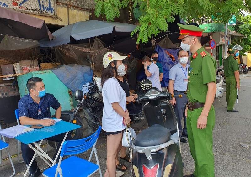 Công an quận Thanh Xuân phối hợp với 11 phường đã đẩy mạnh tuyên truyền các quy định phòng, chống dịch Covid-19; đồng thời, xử phạt các hành vi vi phạm 