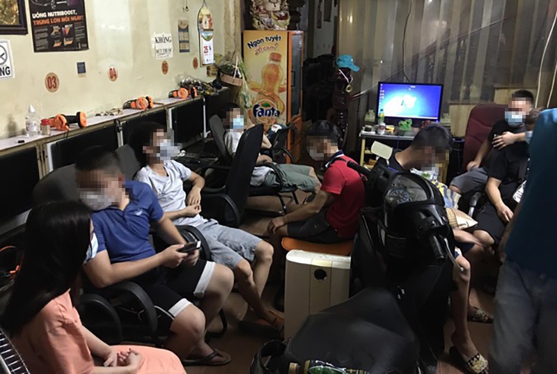 Lực lượng chức năng quận Hà Đông đã xử phạt chủ quán game cùng nhóm khách tụ tập chơi game