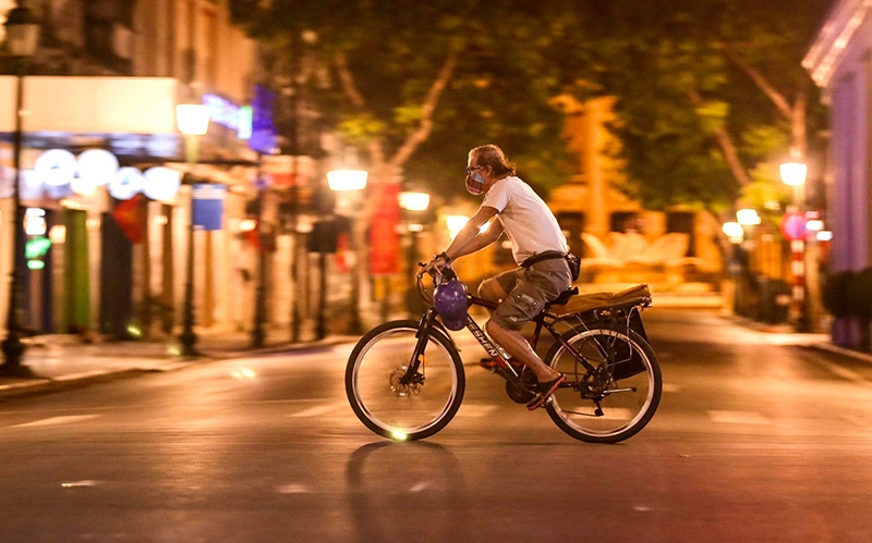 Nhiều người vi phạm, đối phó với lực lượng chức bằng cách mang theo nhu yếu phẩm khi đạp xe tập thể dục