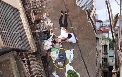 Hà Nội: Một người đi đường bị thương bởi xe rùa từ tầng 5 rơi trúng